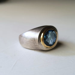 SIGNET RING WITH TOPAZ IN GOLD SETTING