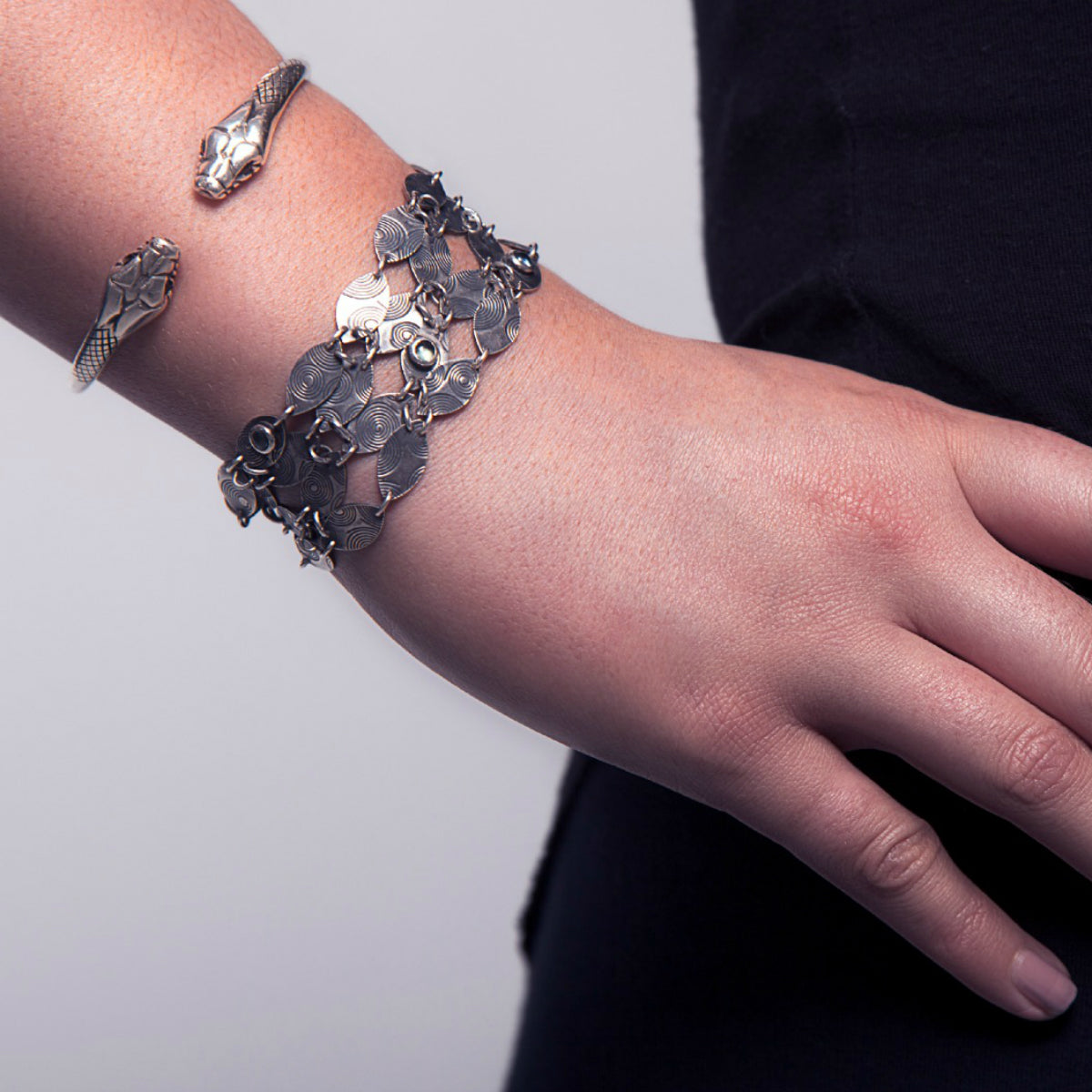 SNAKE BANGLE IN SILVER