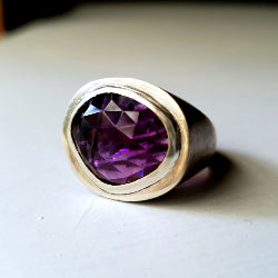 SIGNET RING IN SILVER WITH AMETHYST