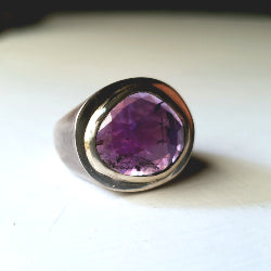 SIGNET RING IN SILVER WITH AMETHYST